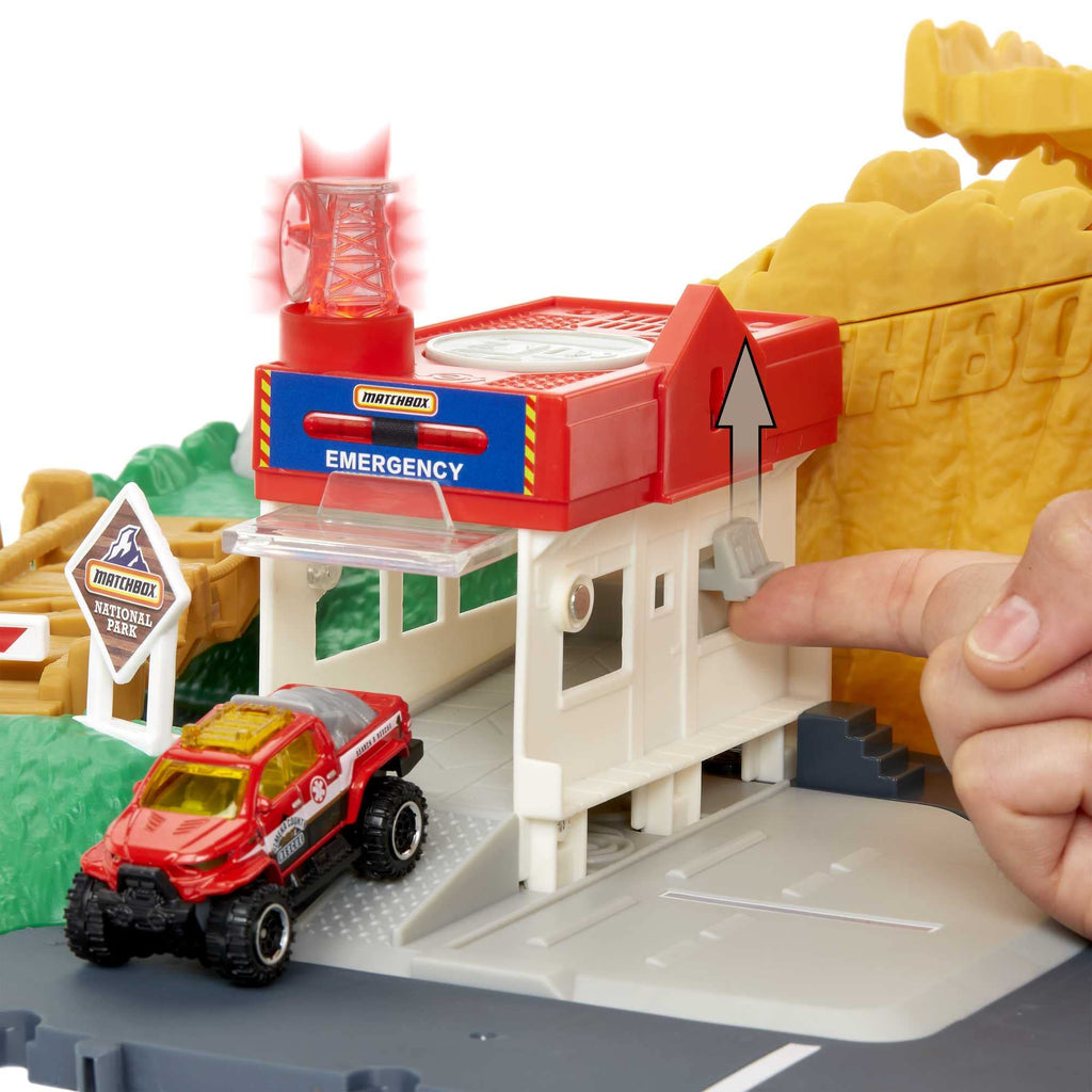 Matchbox Action Drivers - Playset with Multiple Play Areas - Working Gates and Lights - 1:64 Scale Car - Connects to Other Sets - Gift for Kids 3+