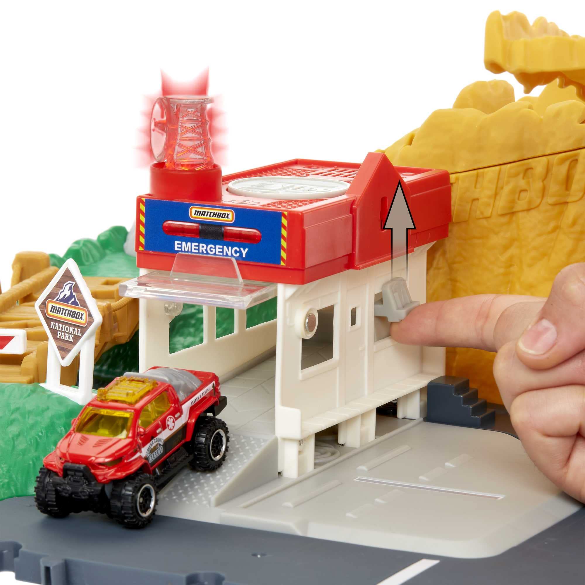 Matchbox Action Drivers - Playset with Multiple Play Areas - Working Gates and Lights - 1:64 Scale Car - Connects to Other Sets - Gift for Kids 3+