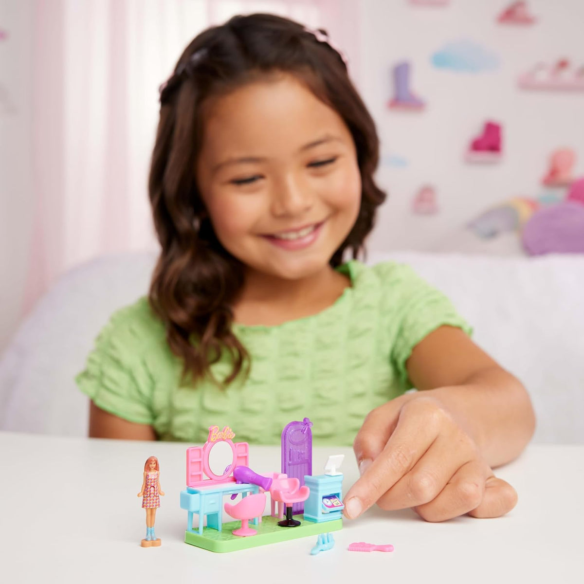 Barbie Mini BarbieLand Collectible Hair Salon Playset with 1.5-Inch Doll, Style Station with Mirror, Shampoo Area and Re