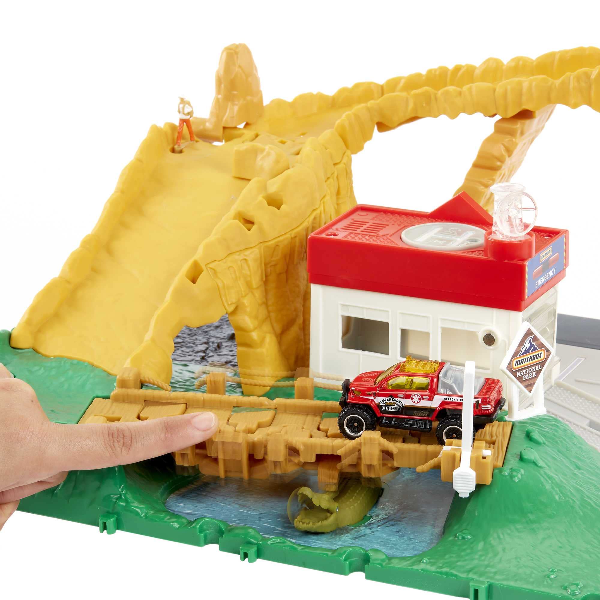Matchbox Action Drivers - Playset with Multiple Play Areas - Working Gates and Lights - 1:64 Scale Car - Connects to Other Sets - Gift for Kids 3+