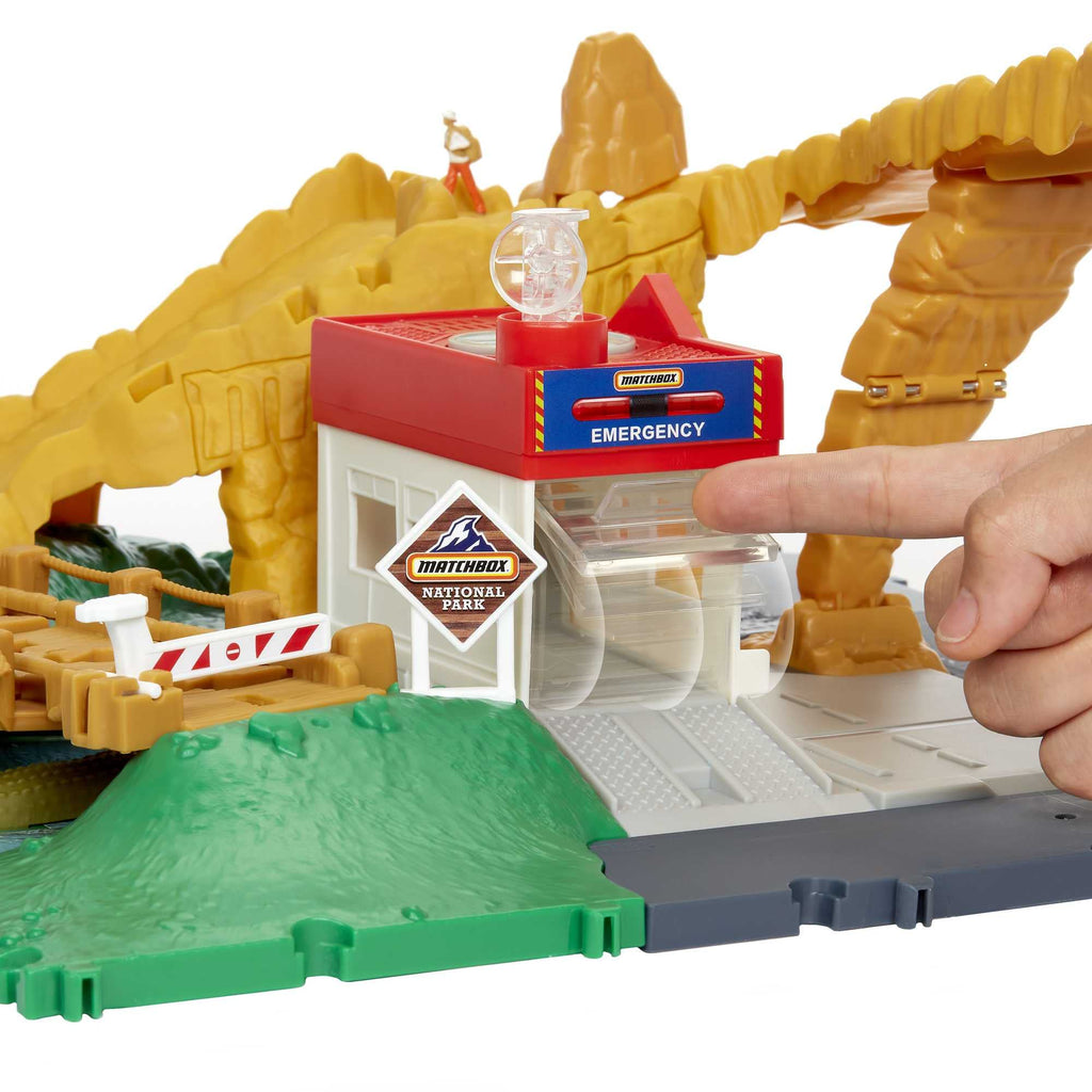 Matchbox Action Drivers - Playset with Multiple Play Areas - Working Gates and Lights - 1:64 Scale Car - Connects to Other Sets - Gift for Kids 3+
