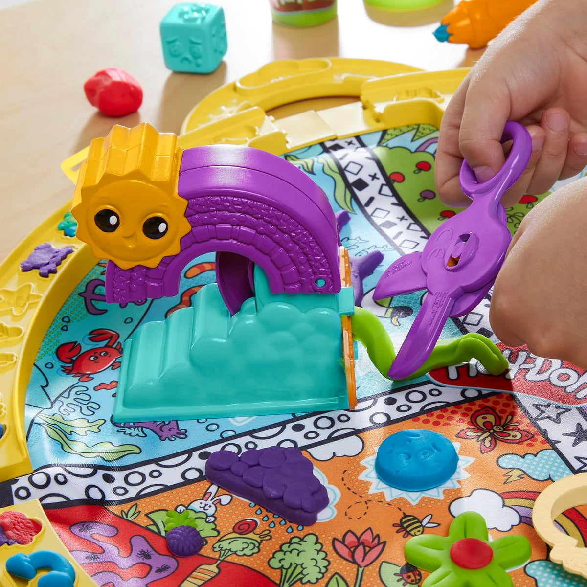 Play-Doh Fold and Go Playmat Starter Playset for Toddlers, Non-Toxic Modelling Compound Set, Creative Toys for 3+ Year O